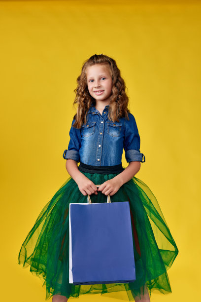 可爱的红头发白种人小女孩拿着购物袋图片下载