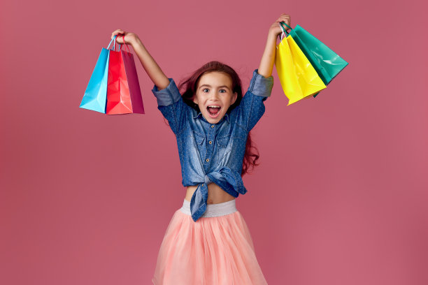 白人小女孩拿着购物袋图片下载