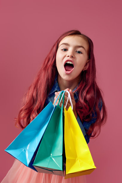 白人小女孩拿着购物袋图片下载