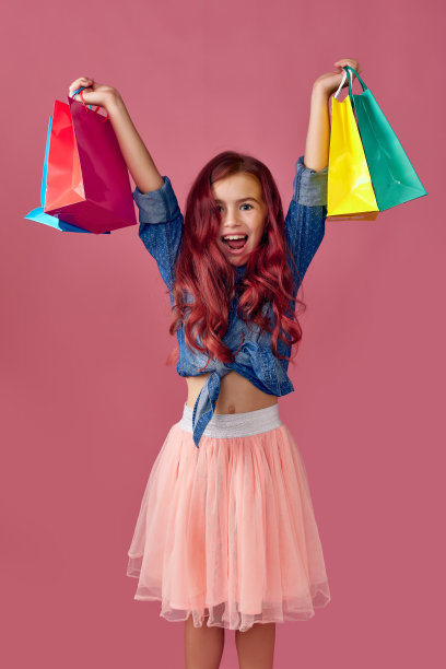 白人小女孩拿着购物袋图片下载