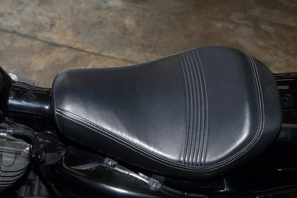 一辆大自行车的黑色座椅图片下载