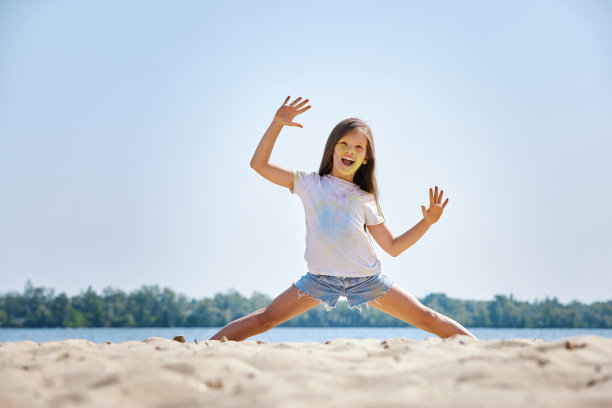快乐小女孩的肖像在冬青颜料图片下载