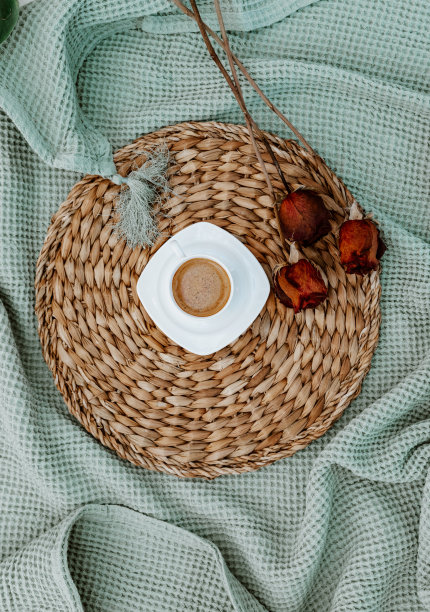 在绿色毯子上平放有玫瑰的咖啡杯。博客背景，家居室内顶视图，生活方式照片图片下载