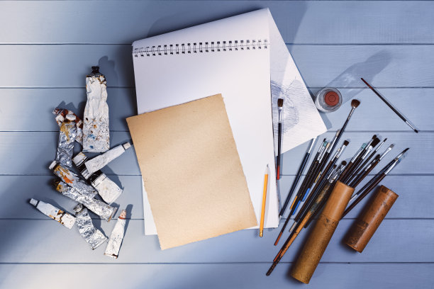 在美术工作室画画或绘画。俯视图模型背景图片下载