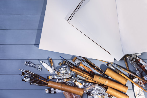 在美术工作室画画或绘画。俯视图模型背景图片下载