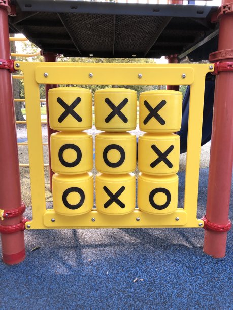 在操场上玩井字游戏图片下载