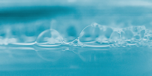 肥皂泡在水绿色背景上的特写镜头。图片下载