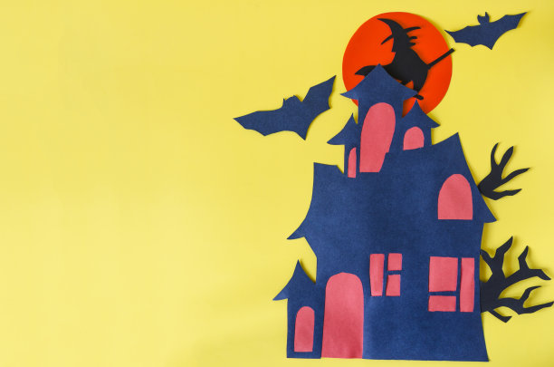 万圣节主题的应用。一个骑在扫帚上的黑女巫和一个红色月亮背景下的蝙蝠和一个有着红色窗户的kopi空间的房子。图片下载