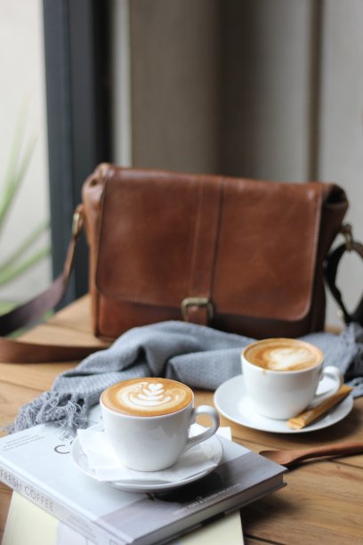 两杯咖啡放在桌子上图片下载