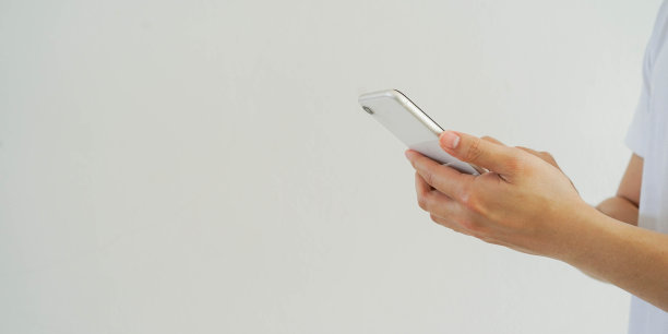 接近亚洲男人使用智能手机移动设备玩或网上购物或检查时间和约会技术生活理念图片下载