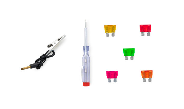 带工具和电气材料的电动螺丝刀图片下载