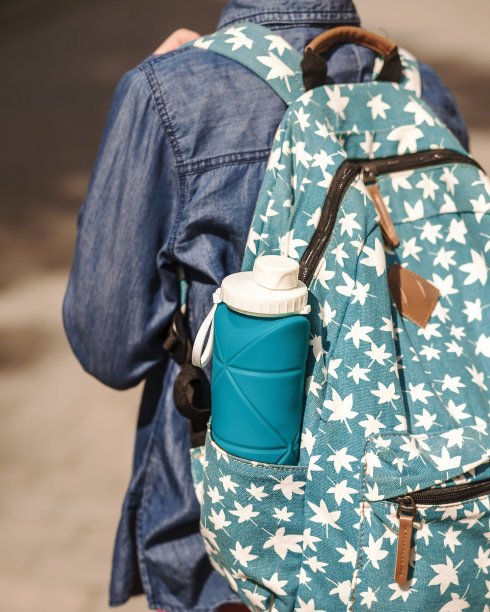 在背包里折叠硅胶瓶图片下载