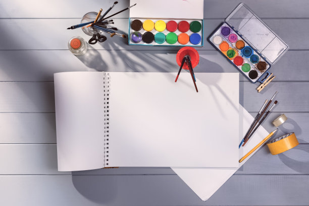 在美术工作室画画或绘画。俯视图模型背景图片下载