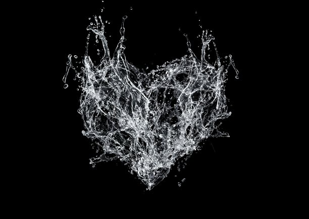 水溅在一个心形的插图图片下载