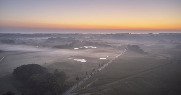 从上面看有雾的风景图片下载