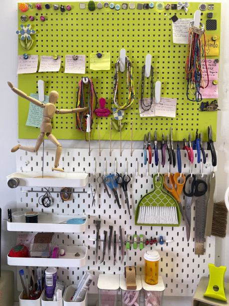 钉板书桌与艺术和手工艺品的墙壁组织者图片下载