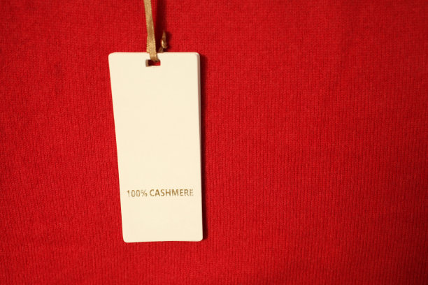 红色面料背景，100个羊绒标签图片下载