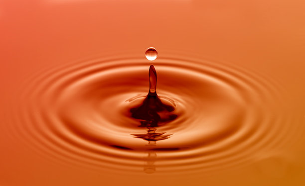 水滴产生涟漪。图片下载