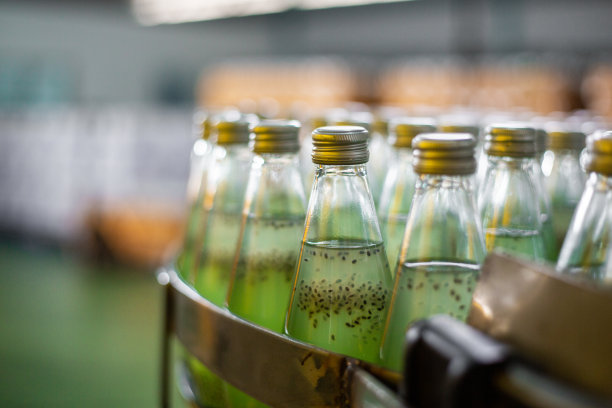 果汁灌装生产线的加工到生产机械在饮料工厂图片下载