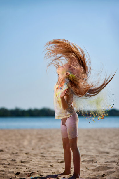 小女孩用圣粉卷着头发图片下载