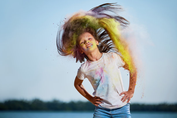 小女孩用圣粉卷着头发图片下载