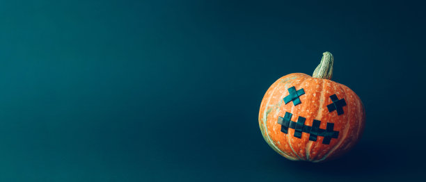 万圣节南瓜杰克灯笼在黑暗的背景图片下载