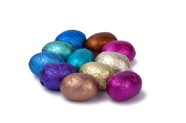 巧克力上分离出复活节彩蛋的白色图片下载