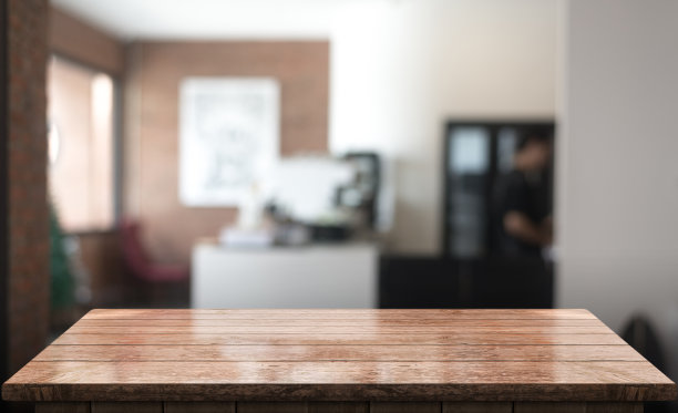 空木制桌面与灯光散景模糊餐厅背景。图片下载