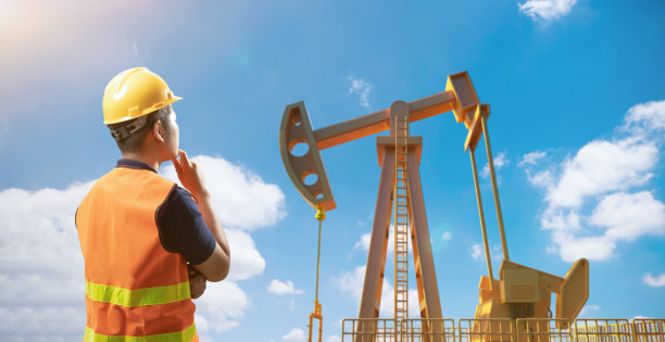 石油钻塔工程师和原油泵图片下载