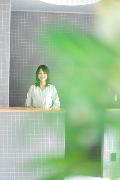 在餐馆柜台服务顾客的工作人员图片下载