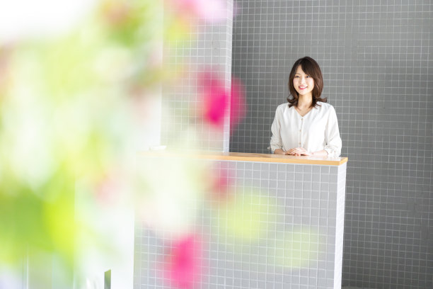 在餐馆柜台服务顾客的工作人员图片下载