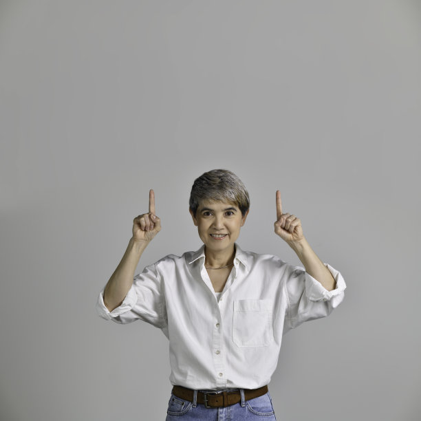 一个亚洲女人指着空白的复印空间图片下载