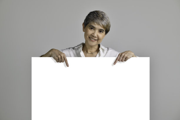 一个亚洲女人指着空白的招牌图片下载