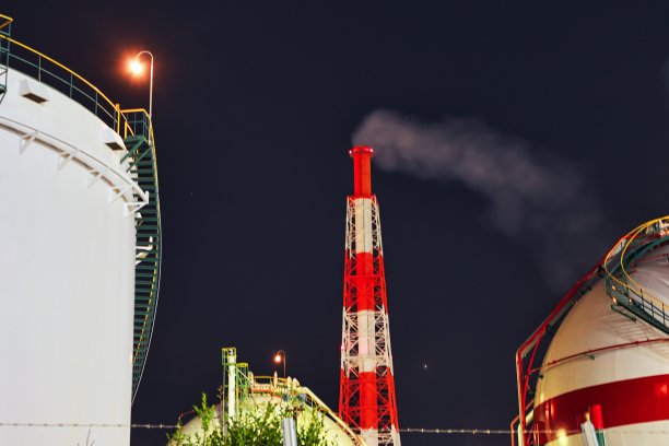 三重县横海市海边工厂的夜景图片下载