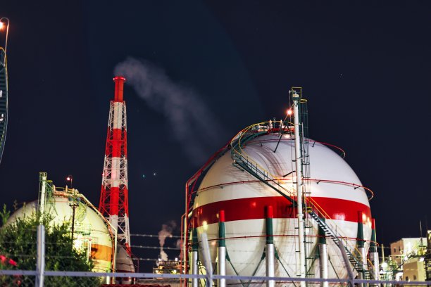 三重县横海市海边工厂的夜景图片下载