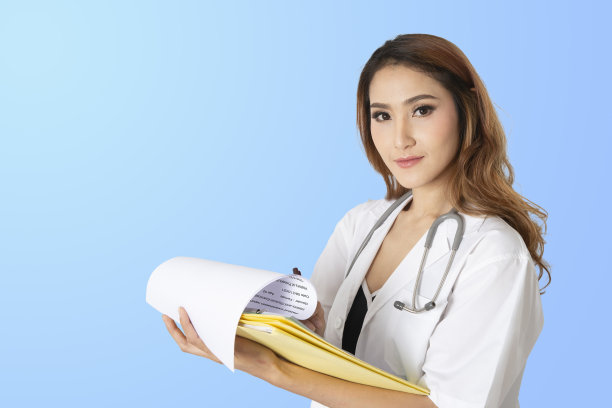 女医生拿着病历夹的半身像。图片下载