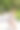 快乐的女孩穿着长裙在街上摆造型。图片下载