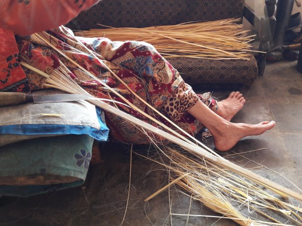 织竹子的女人图片下载