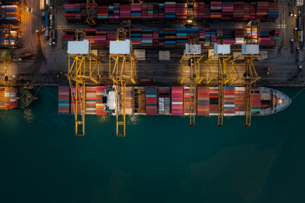 集装箱船和海运港口物流海上货物起重机装卸工业和商业服务航运进出口货物运输的国际集装箱船在海洋大水域世界范围内的照片鸟瞰图图片下载