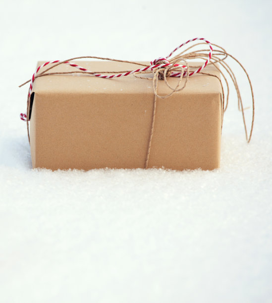 礼物在雪地上图片下载
