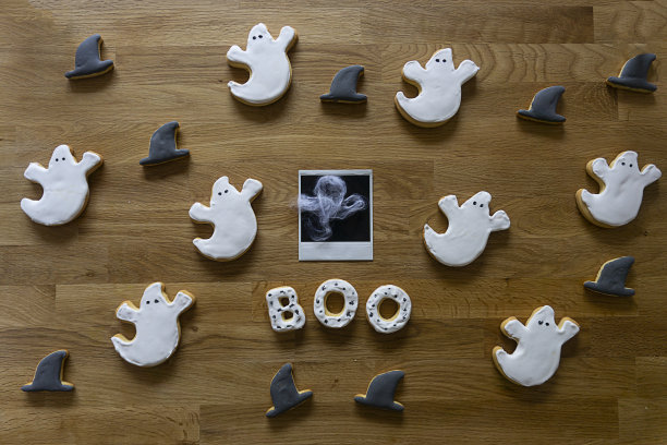 万圣节桌面视图与信息“BOO”，从一个幽灵的复古照片和装饰成白色幽灵和女巫的帽子的糖饼干图片下载