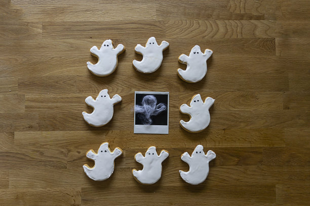 方形万圣节桌面视图与复制空间和鬼糖饼干周围的复古照片从一个鬼图片下载