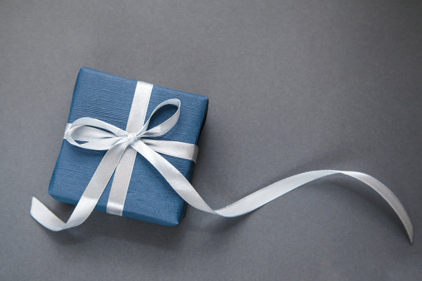 灰色背景上的深蓝色礼盒。对男人的礼物。父亲的一天。礼物给他。图片下载