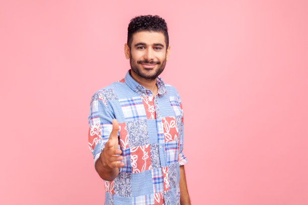 让我们认识一下！友善的男人穿着休闲蓝衬衫，伸出手，欢迎并提供握手，表示同意和信任。图片下载