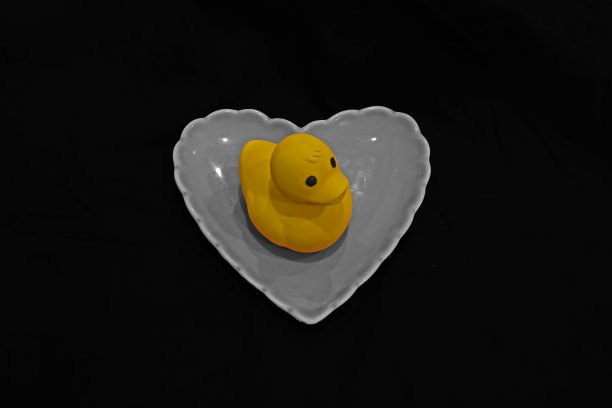 黄色，心脏板上的橡皮鸭图片下载