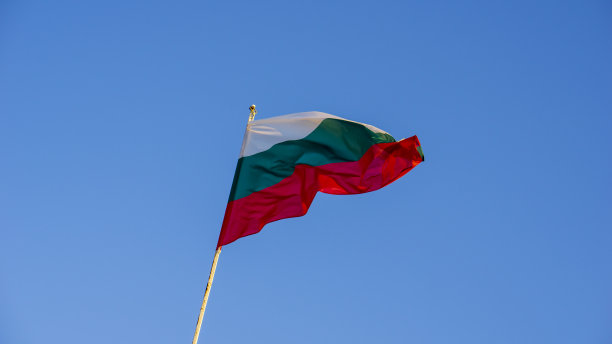 蓝天中飘扬的保加利亚国旗。保加利亚独立日悬挂国旗。象征国家的波浪形棉织物。图片下载