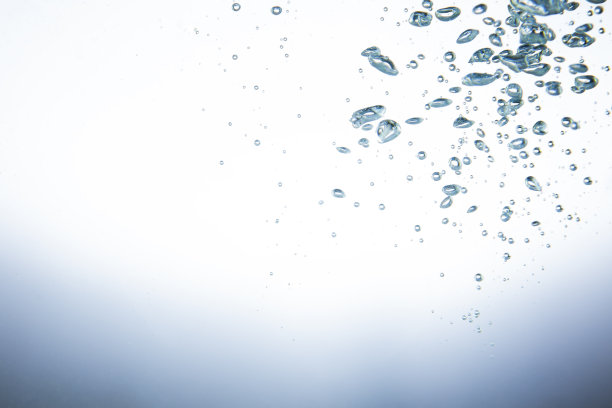 水面与波纹和泡沫漂浮在白色背景。图片下载