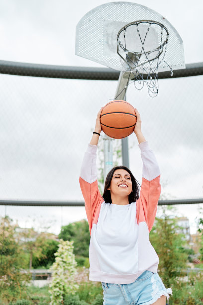 欢快的女孩在球场上打篮球图片下载