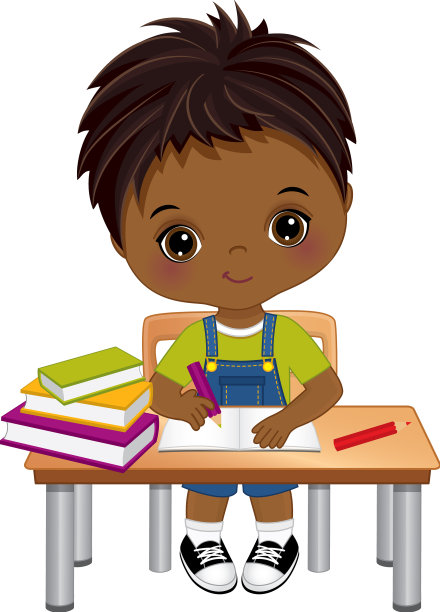 可爱的非裔美国小男孩坐在桌前图片下载