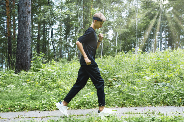 跑步的年轻人，十几岁的少年。青少年在公园里慢跑。人在户外运动。在森林小径上训练。健康，健身，健康的生活方式。运动，有氧运动，锻炼的概念图片下载